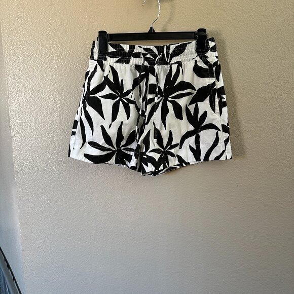 Free Assembly Black & White Floral Shorts Size X-Small - Picture 1 of 7